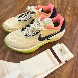 Nike GT Cut 2 Basketball Shoes MEN US9/ WMS US10 + FREE socks
